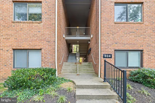 $299,000 | 304 Hilltop Lane, Annapolis, MD 21403