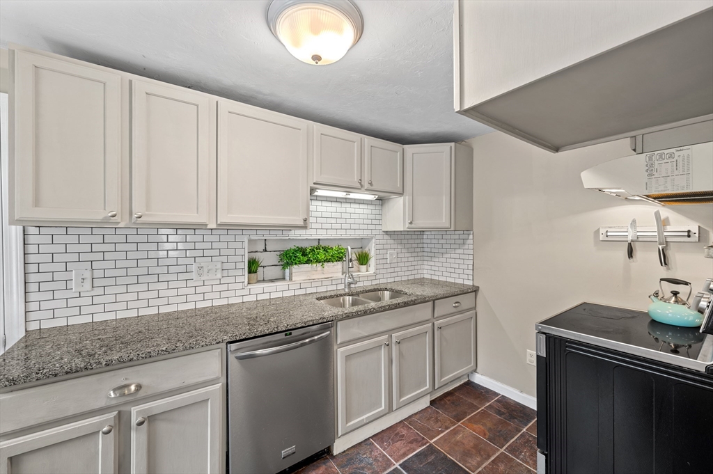 10 Bainridge Road Worcester, MA 01602 - Photo 5 of 25 Gallery Image 5
