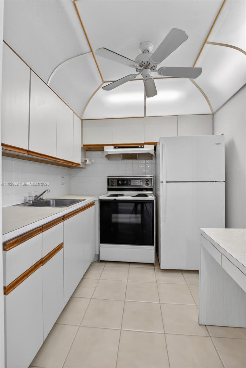 1008 Farnham North, Unit 1008 Deerfield Beach, FL 33442 - Photo 16 of 32 a kitchen with a stove and a refrigerator