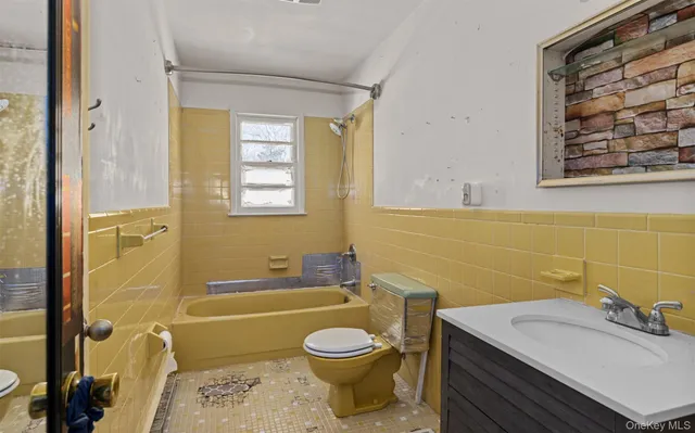 $1,100,000 | 67 Church Lane, East Hampton, NY 11937