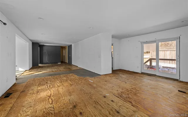 $1,100,000 | 67 Church Lane, East Hampton, NY 11937