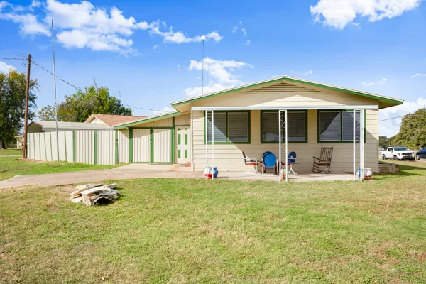 a view of a house with backyard and porch