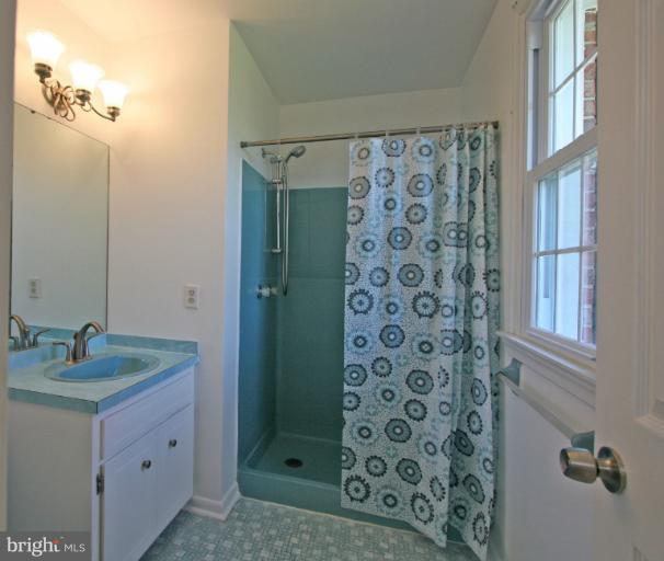 24220 Welsh Road Gaithersburg, MD 20882 - Photo 3 of 16 Bath (Master)