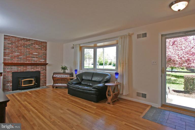 24220 Welsh Road Gaithersburg, MD 20882 - Photo 5 of 16 Family Room
