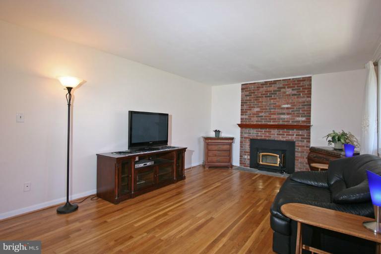24220 Welsh Road Gaithersburg, MD 20882 - Photo 8 of 16 Family Room