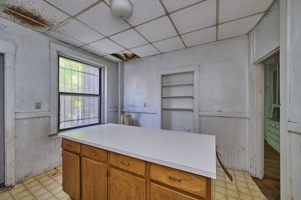 386 Riverway, Unit 4 Boston, MA 02115 - Photo 5 of 14 a hallway with a large window