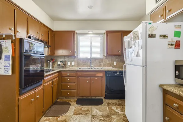 $355,000 | 882 West National Avenue, Clovis, CA 93612