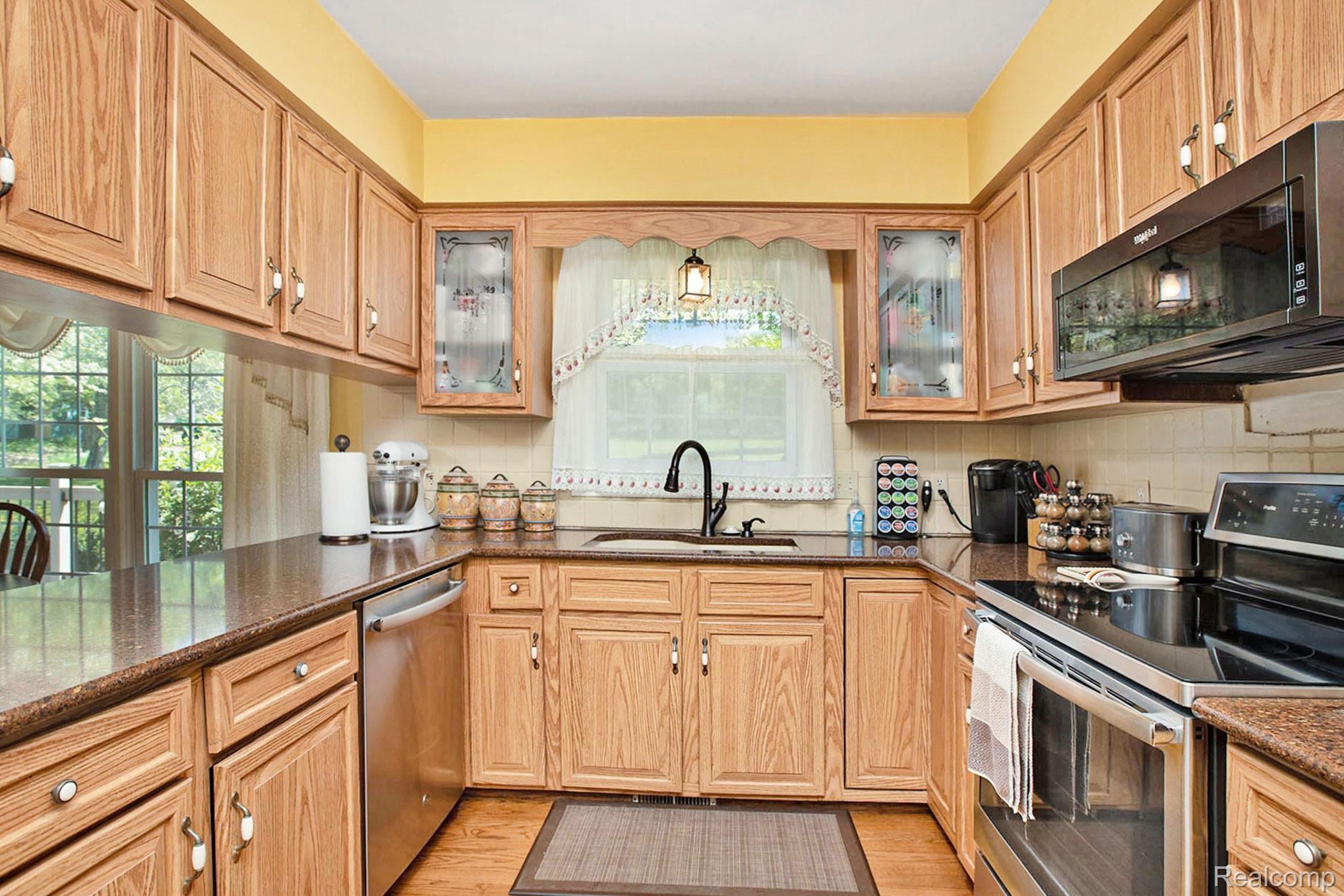 9500 Gibbs Road Clarkston, MI 48348 - Photo 8 of 30 Kitchen with Granite counters