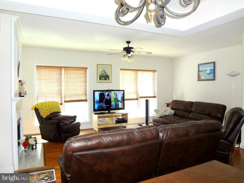 9278 Laurel Ridge Crossing Road Lorton, VA 22079 - Photo 11 of 30 Living Room