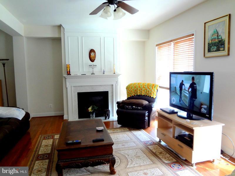 9278 Laurel Ridge Crossing Road Lorton, VA 22079 - Photo 12 of 30 Living Room
