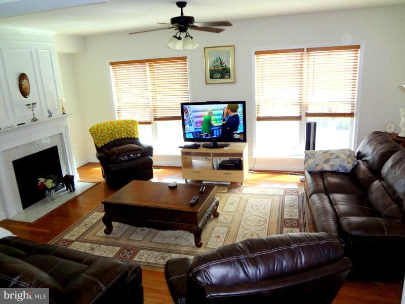 9278 Laurel Ridge Crossing Road Lorton, VA 22079 - Photo 10 of 30 Living Room