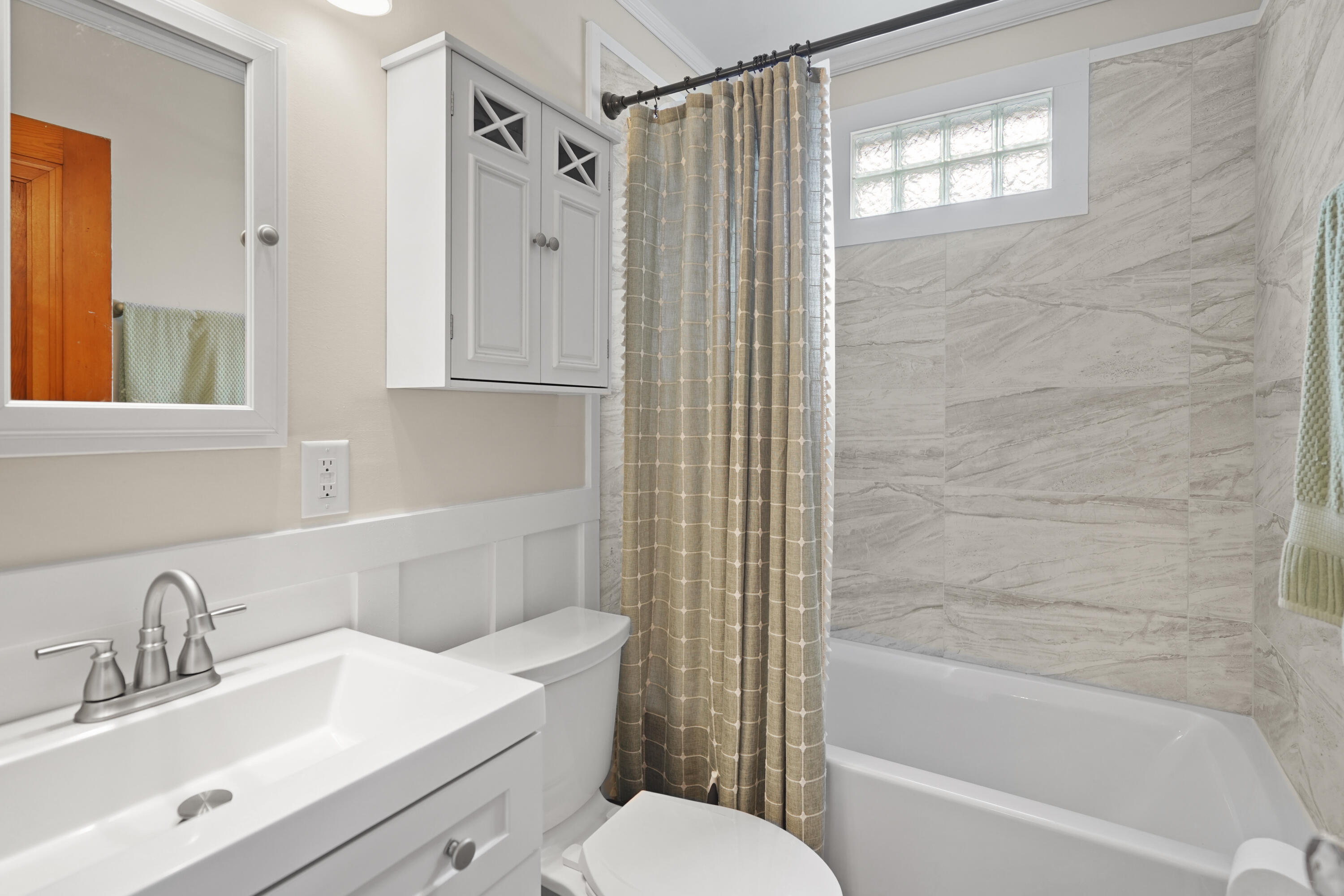 2704 Dwight Street Racine, WI 53403 - Photo 13 of 31 Main Full Bath