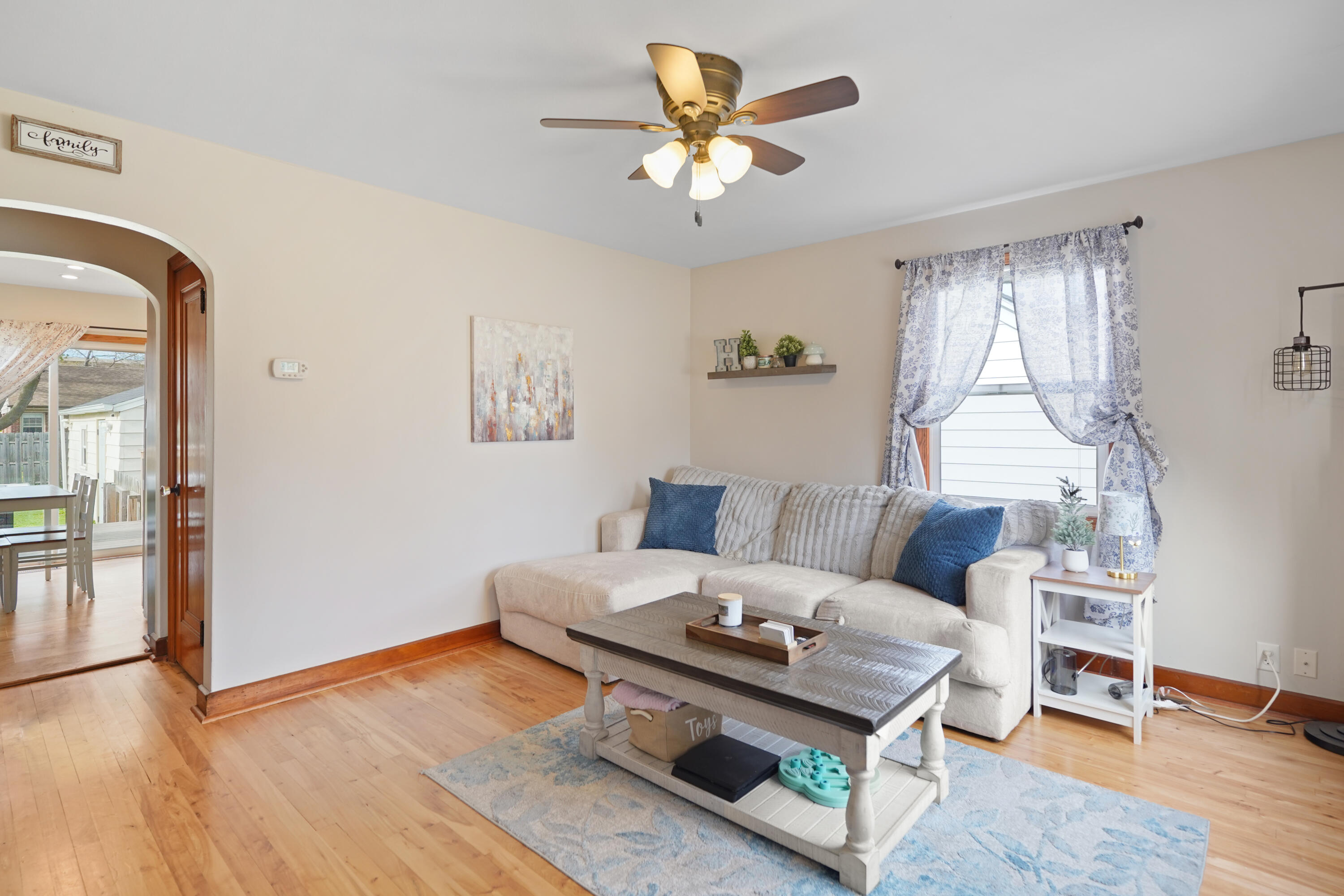 2704 Dwight Street Racine, WI 53403 - Photo 5 of 31 Living Room