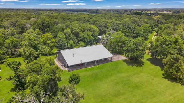 a view of a yard with a sink