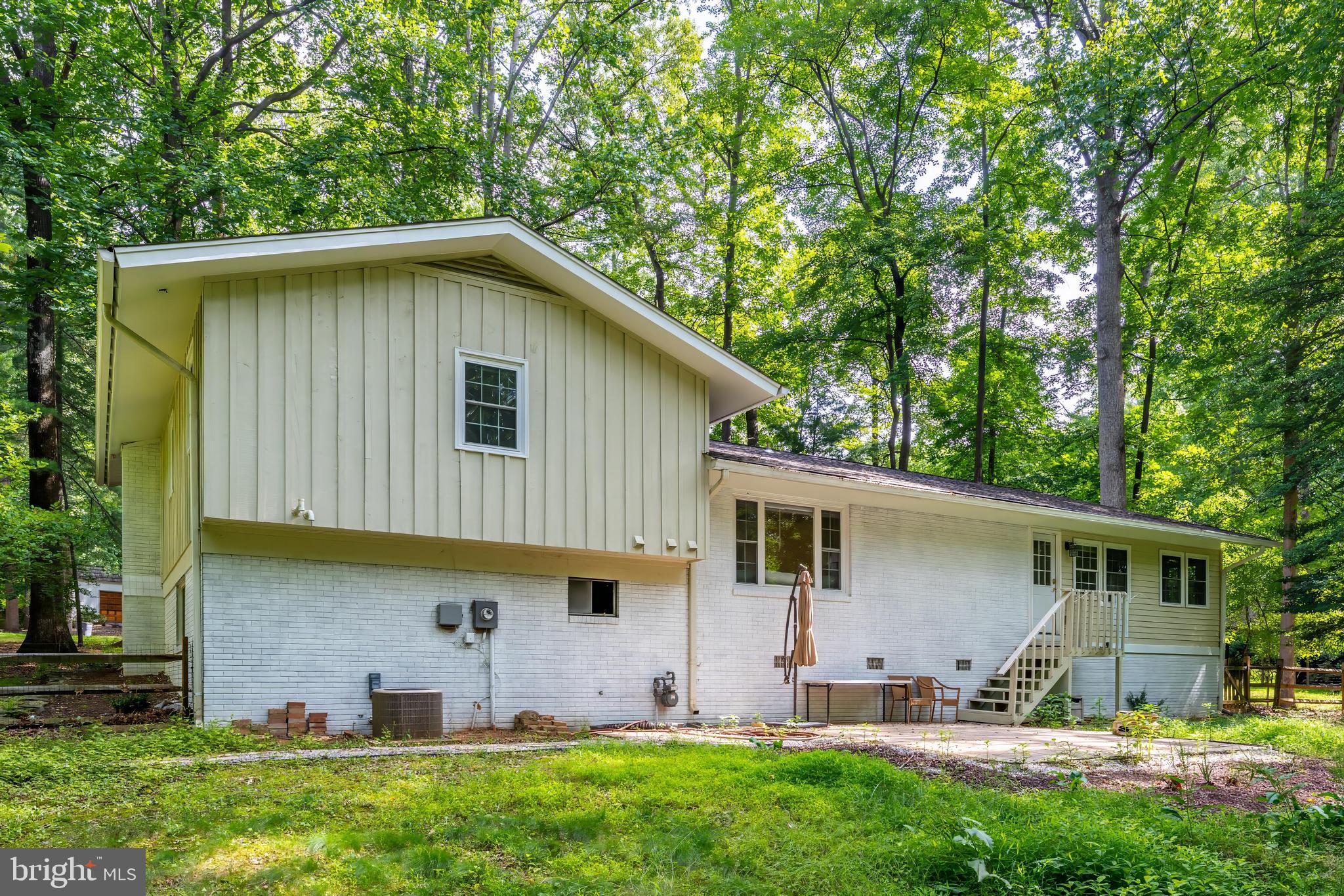 11621 Sourwood Lane Reston, VA 20191 - Photo 7 of 26 a view of a backyard with a garden and plants
