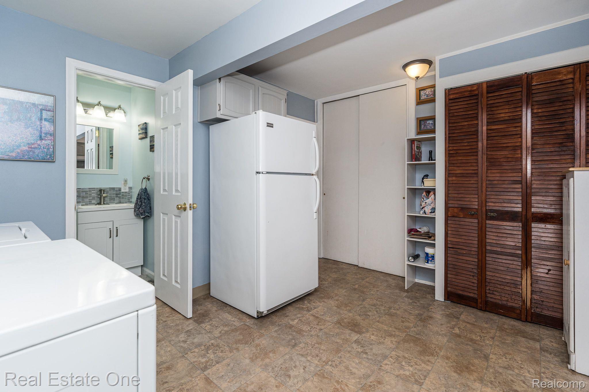 33250 Edgegrove Road Fraser, MI 48026 - Photo 20 of 24 Laundry (view to half bath)