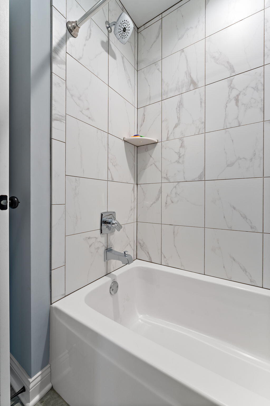 5956 Beacon Lane Portage, IN 46368 - Photo 28 of 57 a bathroom with a bathtub