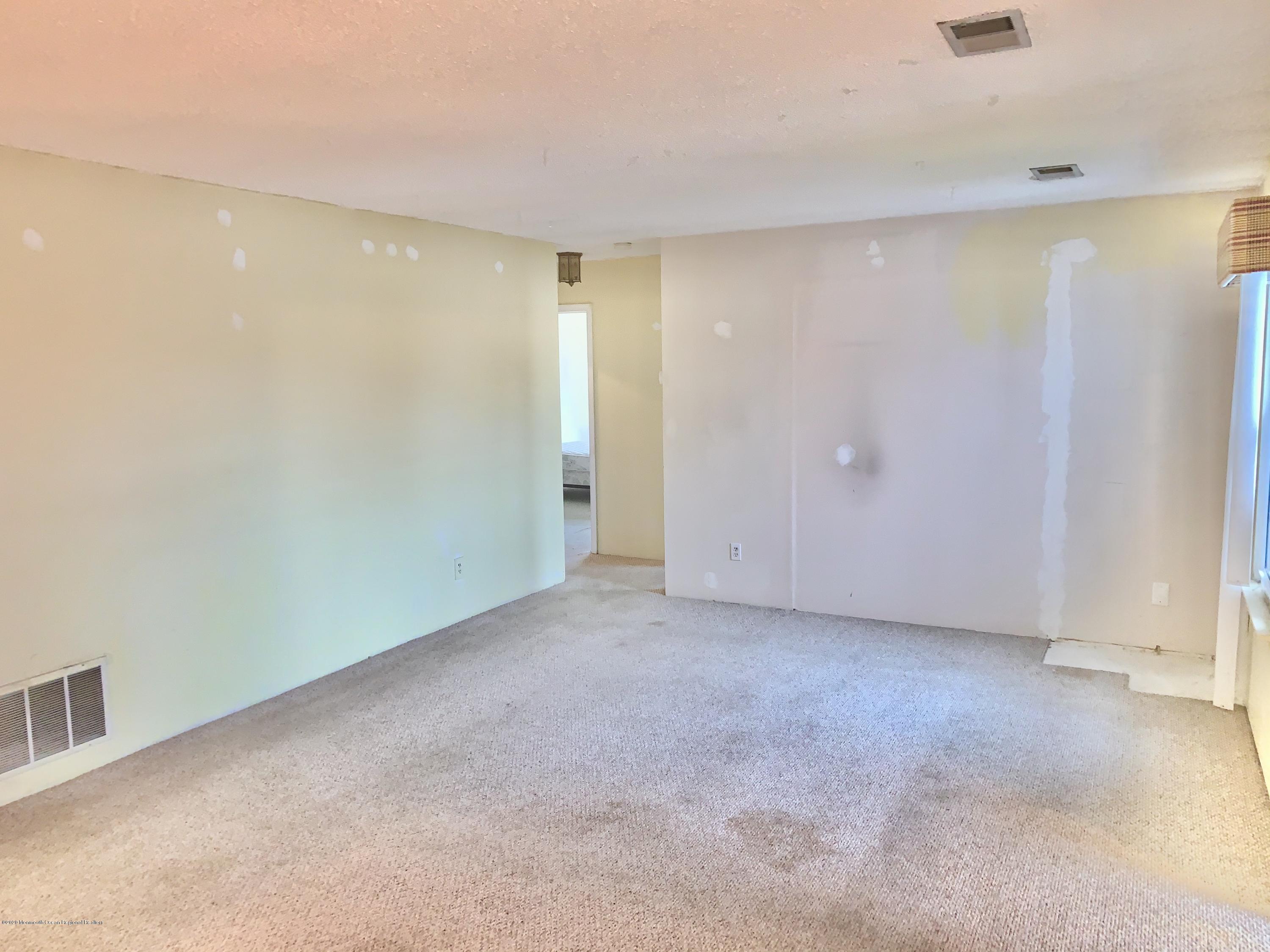 87 Frontier Way Tinton Falls, NJ 07753 - Photo 3 of 11 IMG_6358