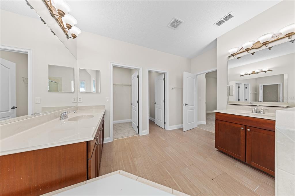 7224 Halton Court Windermere, FL 34786 - Photo 21 of 50 a spacious bathroom with a sink a mirror a bathtub and shower