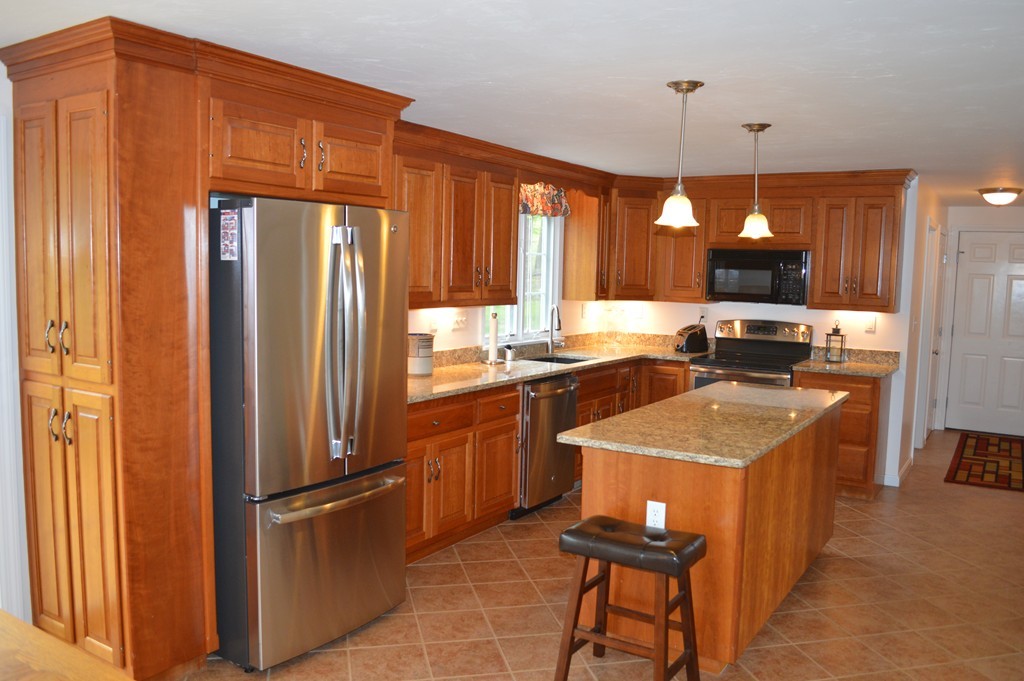 64 Hillcrest Road Northbridge, MA 01588 - Photo 3 of 17