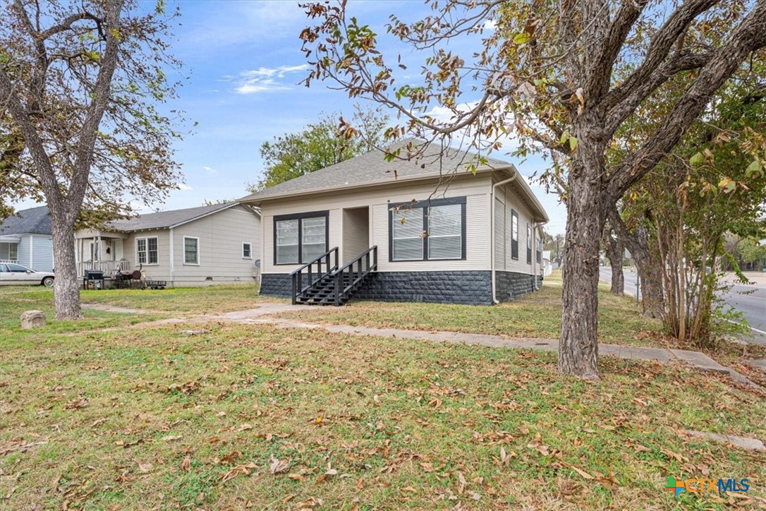 1219 South 17th Street Temple, TX 76504 - Photo 3 of 24 a front view of house with yard and trees around