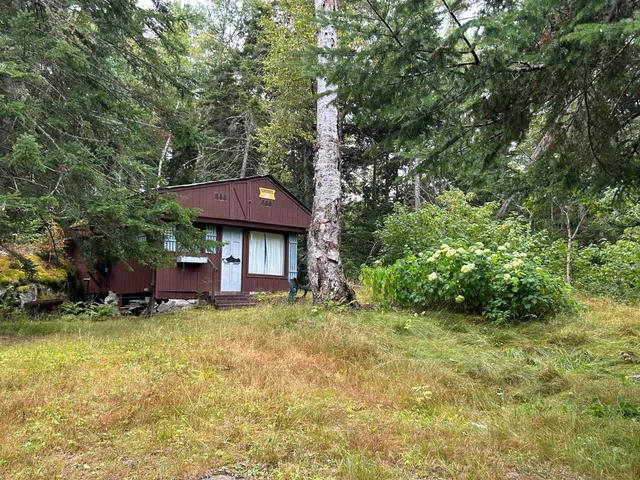 $184,500 | 4 Gilbert Circle, Oquossoc, ME 04964