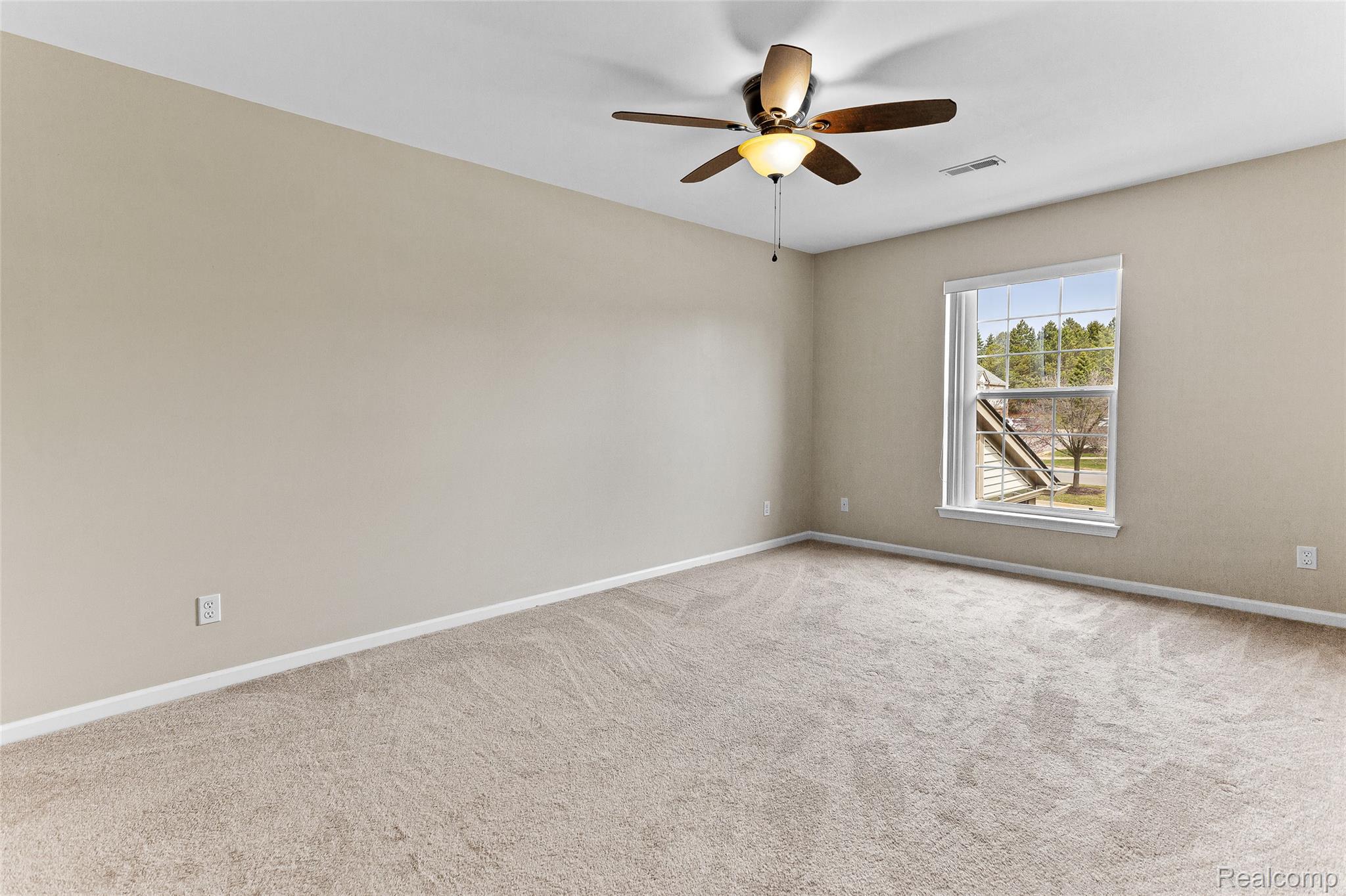 3553 Oakmonte Boulevard Rochester, MI 48306 - Photo 19 of 42 Spacious room featuring neutral carpeting, light beige wall paint, and white baseboards