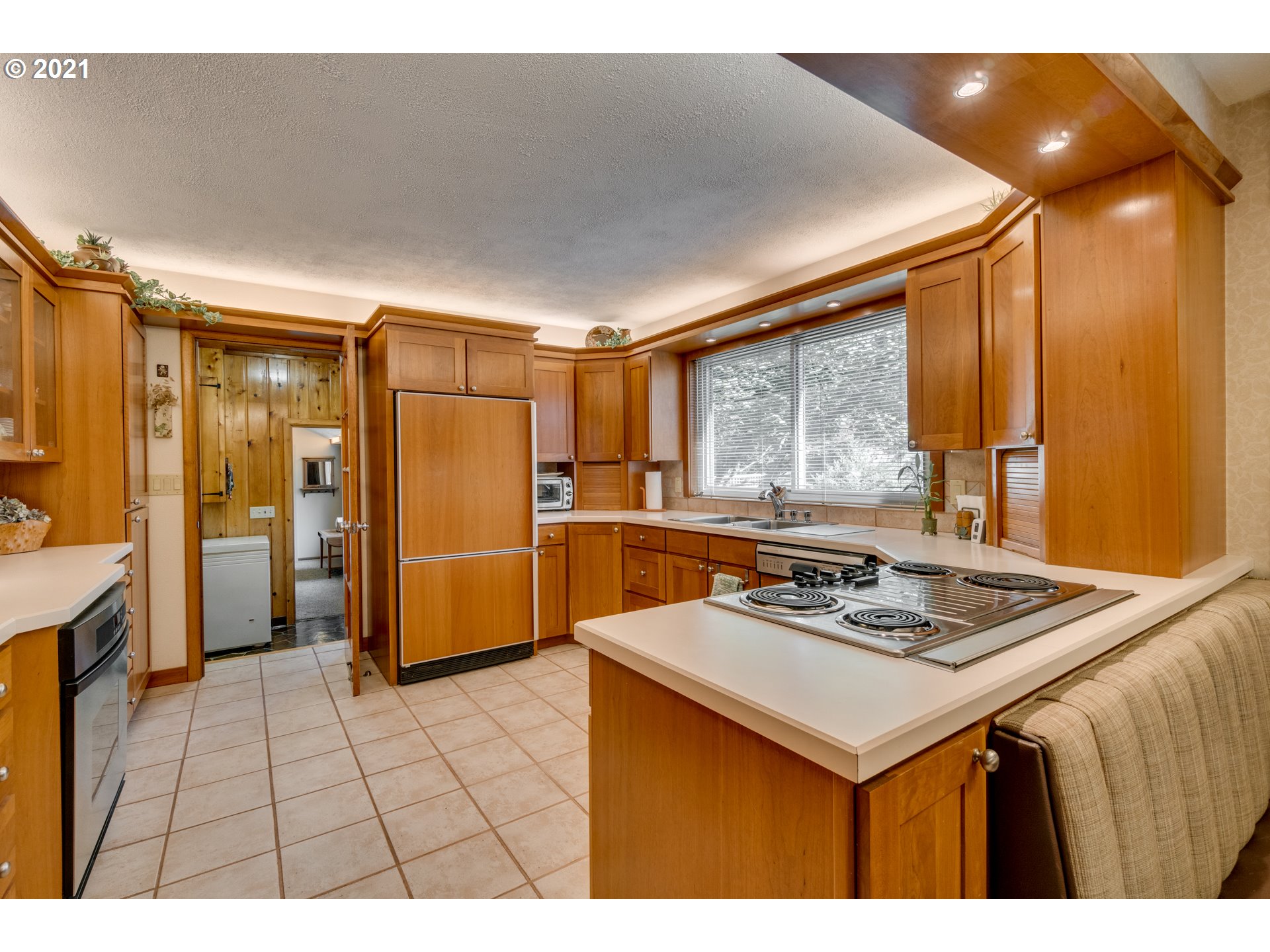 11405 Southwest Hazelbrook Road Tualatin, OR 97062 - Photo 11 of 32 Kitchen