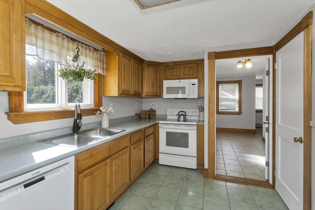 289 Holyoke Road Westfield, MA 01085 - Photo 5 of 23