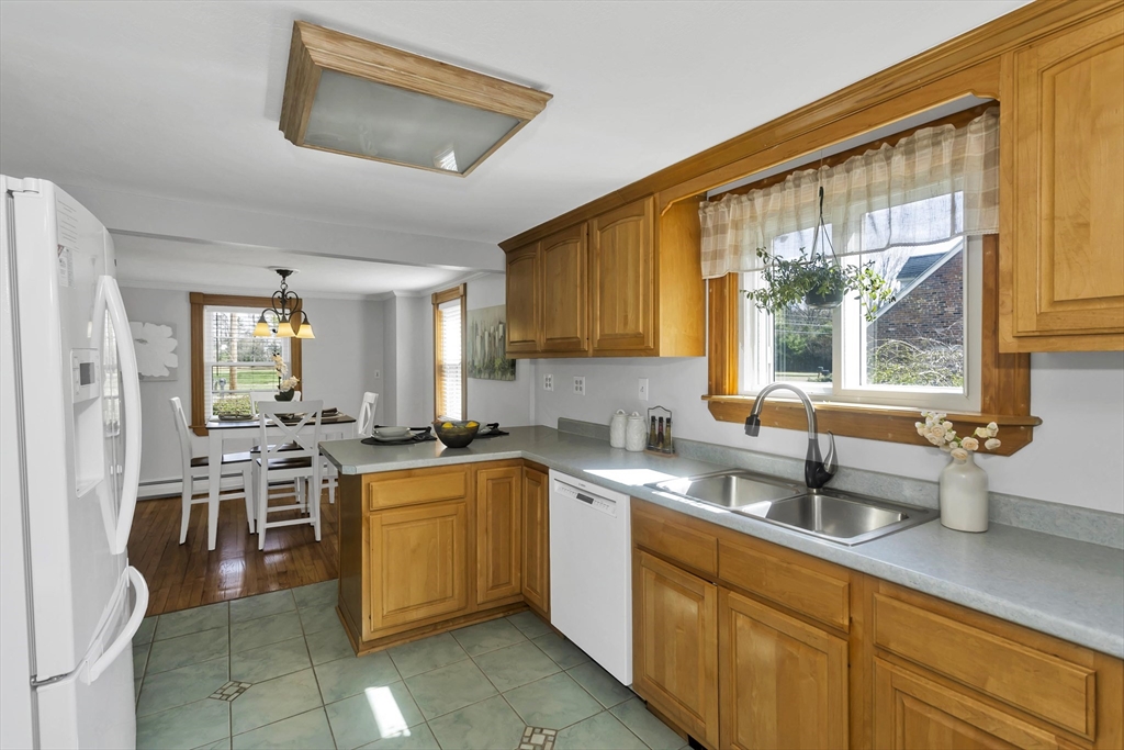 289 Holyoke Road Westfield, MA 01085 - Photo 6 of 23