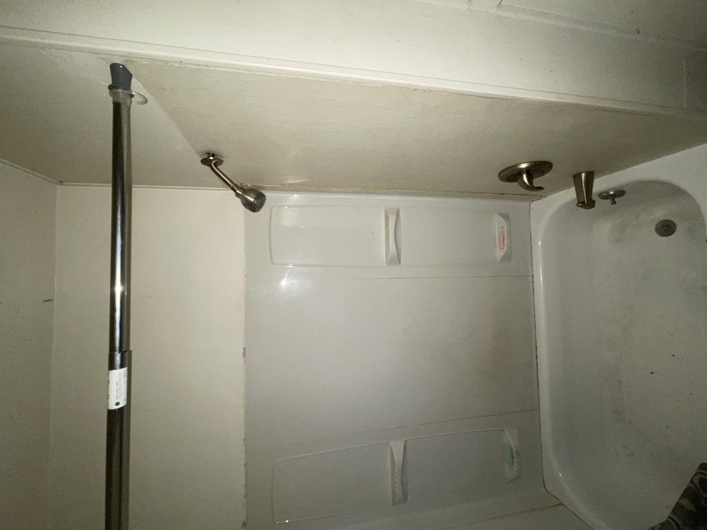 552 West Center Street Decatur, IL 62526 - Photo 12 of 26 a bathroom with a shower