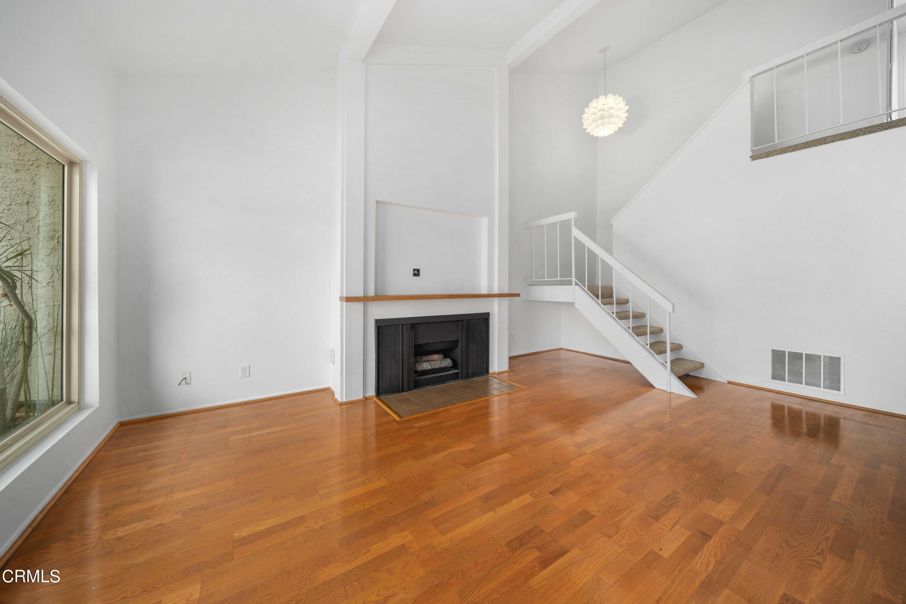 560 Chapala Drive Camarillo, CA 93010 - Photo 3 of 33 560 Chapala Dr-3