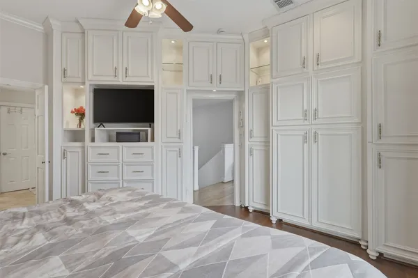 a view of a livingroom with furniture