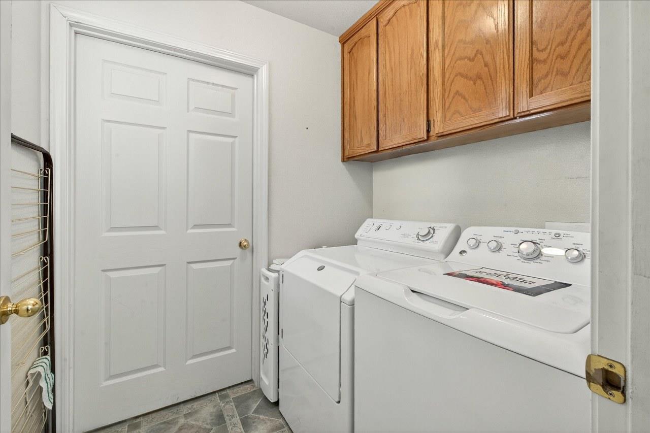 38090 Wortham Road Oakhurst, CA 93644 - Photo 21 of 54 a utility room with dryer and washer