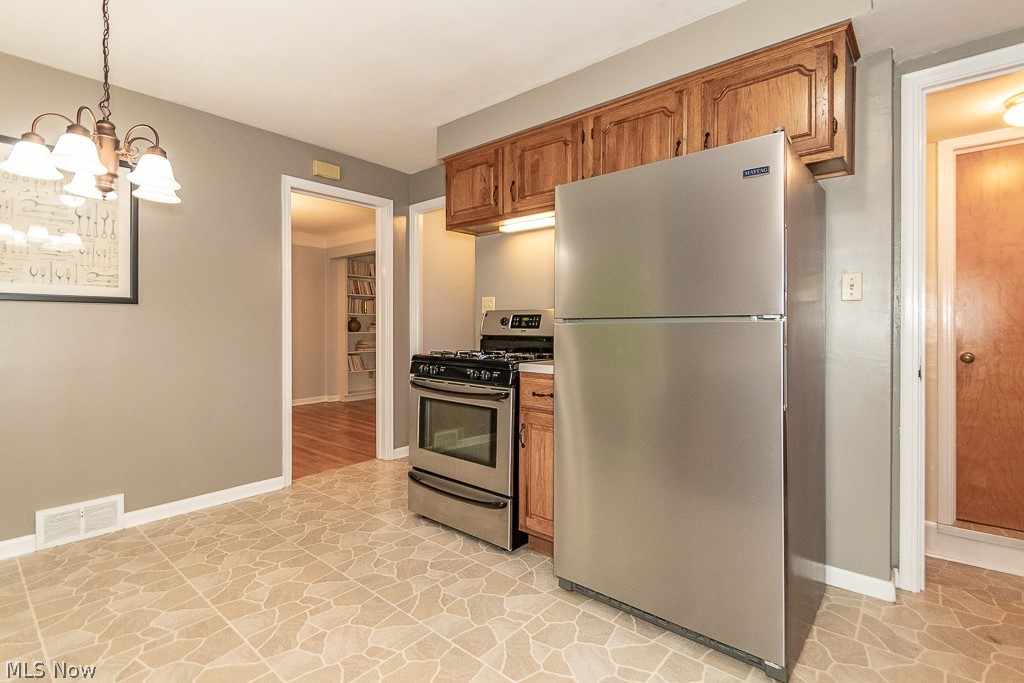 1398 Croyden Road Lyndhurst, OH 44124 - Photo 13 of 27