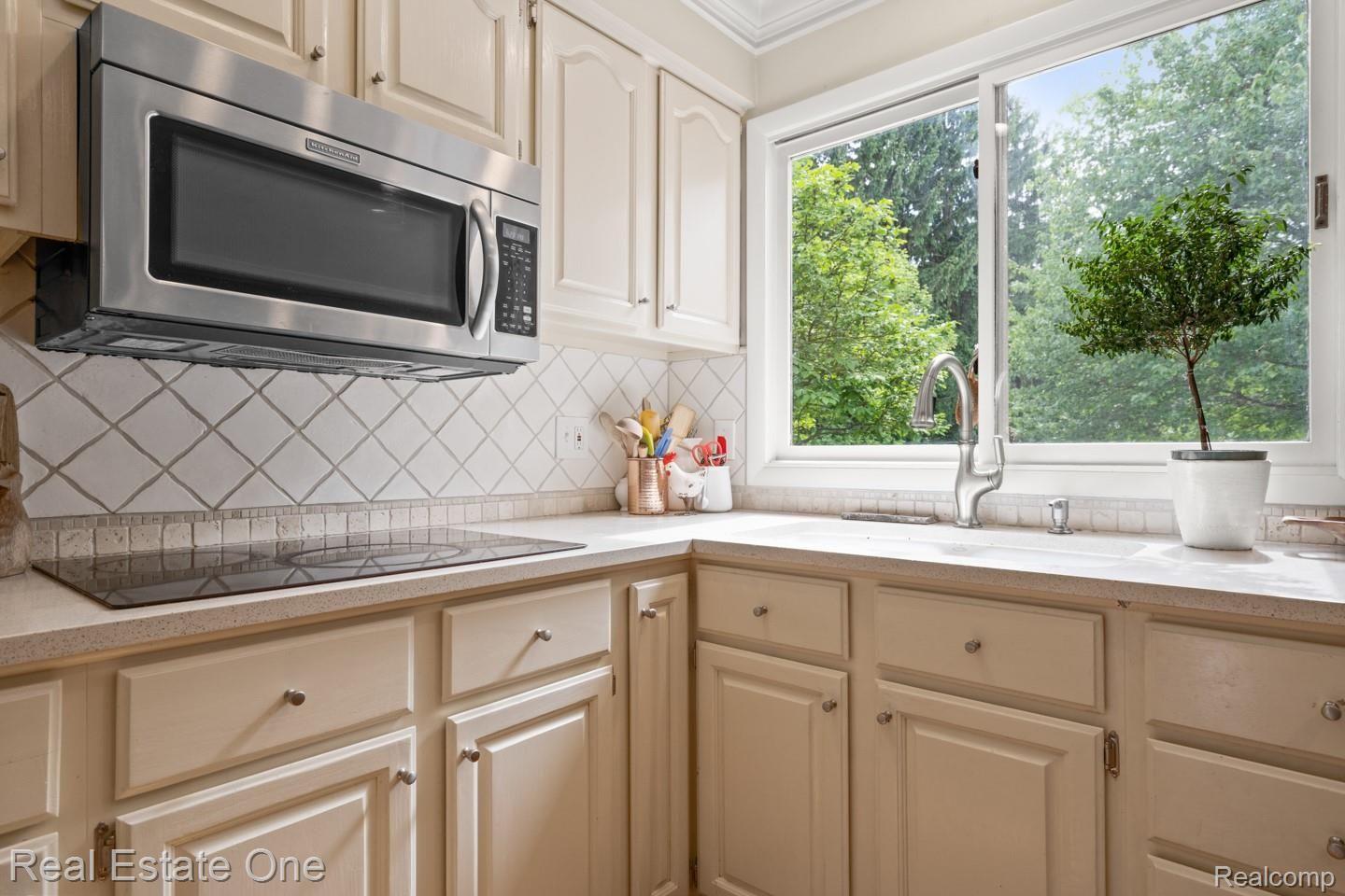 1081 Hathaway Rising Rochester, MI 48306 - Photo 16 of 43 DSC04857.jpg