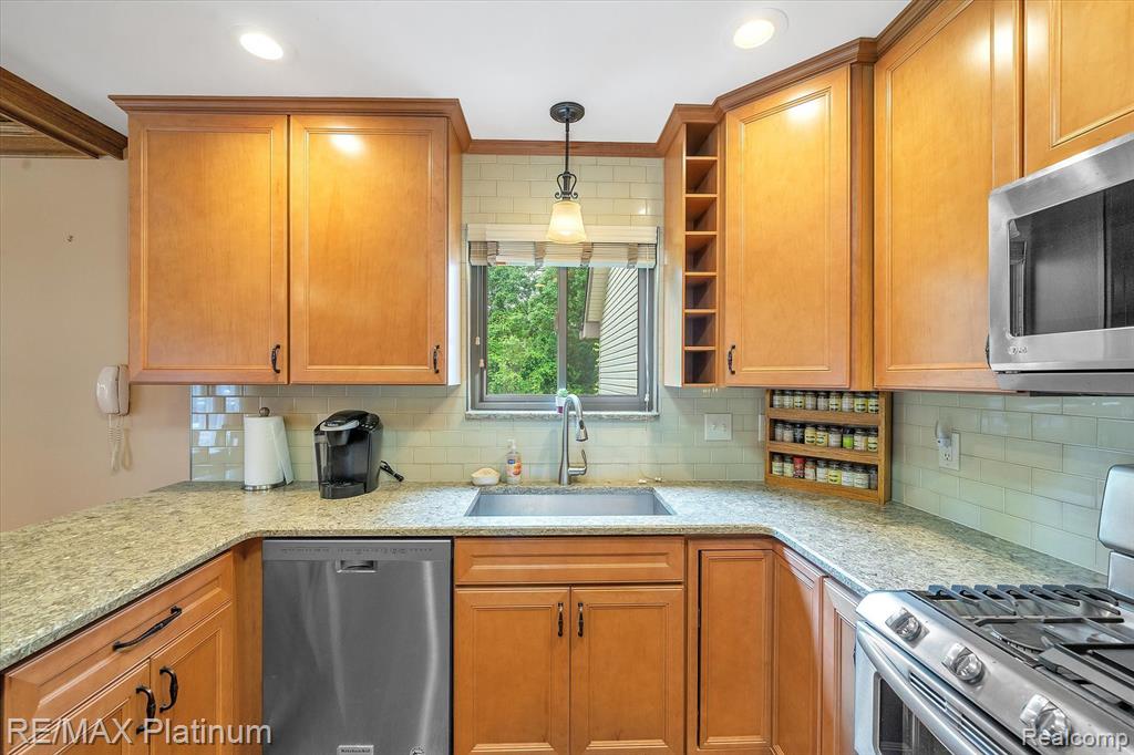 4089 West Maple Road Wixom, MI 48393 - Photo 10 of 46