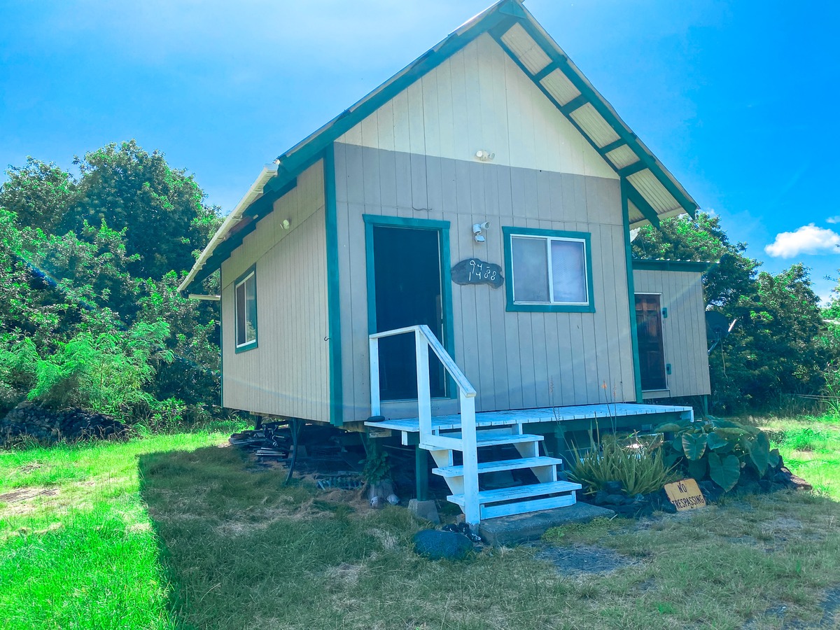 94-1488 Kala Place Naalehu, HI 96772 - Photo 4 of 19 a front view of a house with a yard