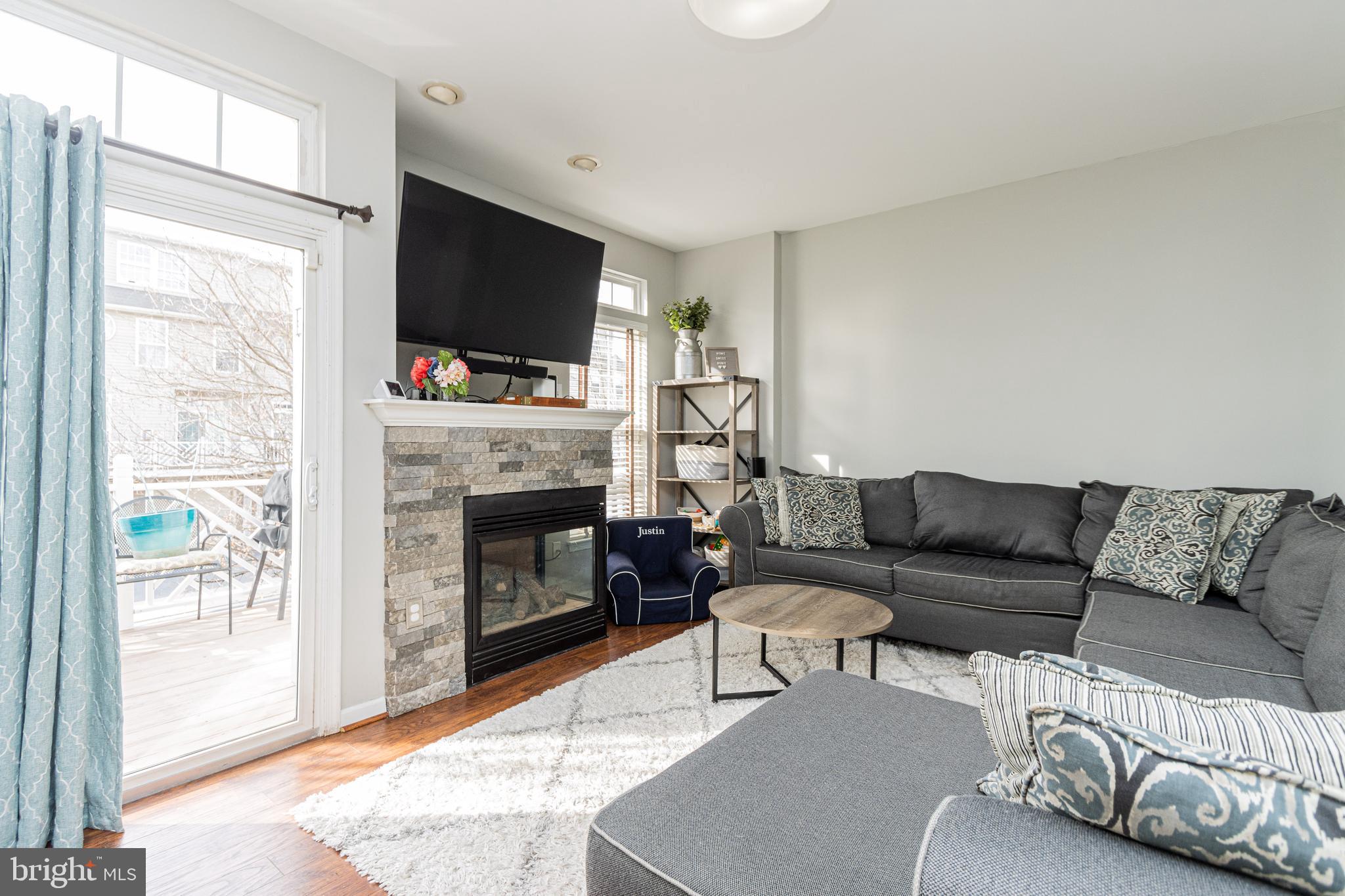 509 Eisenhower Drive Frederick, MD 21703 - Photo 7 of 40 Living Room