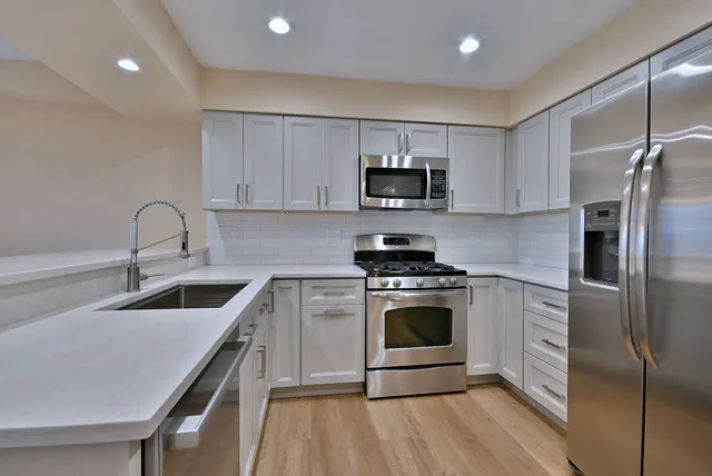 $424,900 | 3208 Raphael Court, St. Charles, IL 60175