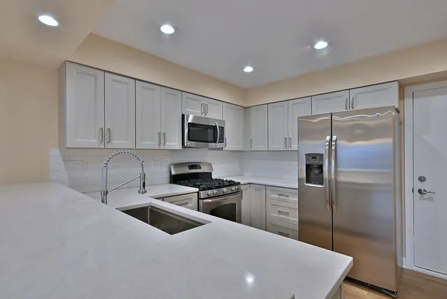 $424,900 | 3208 Raphael Court, St. Charles, IL 60175