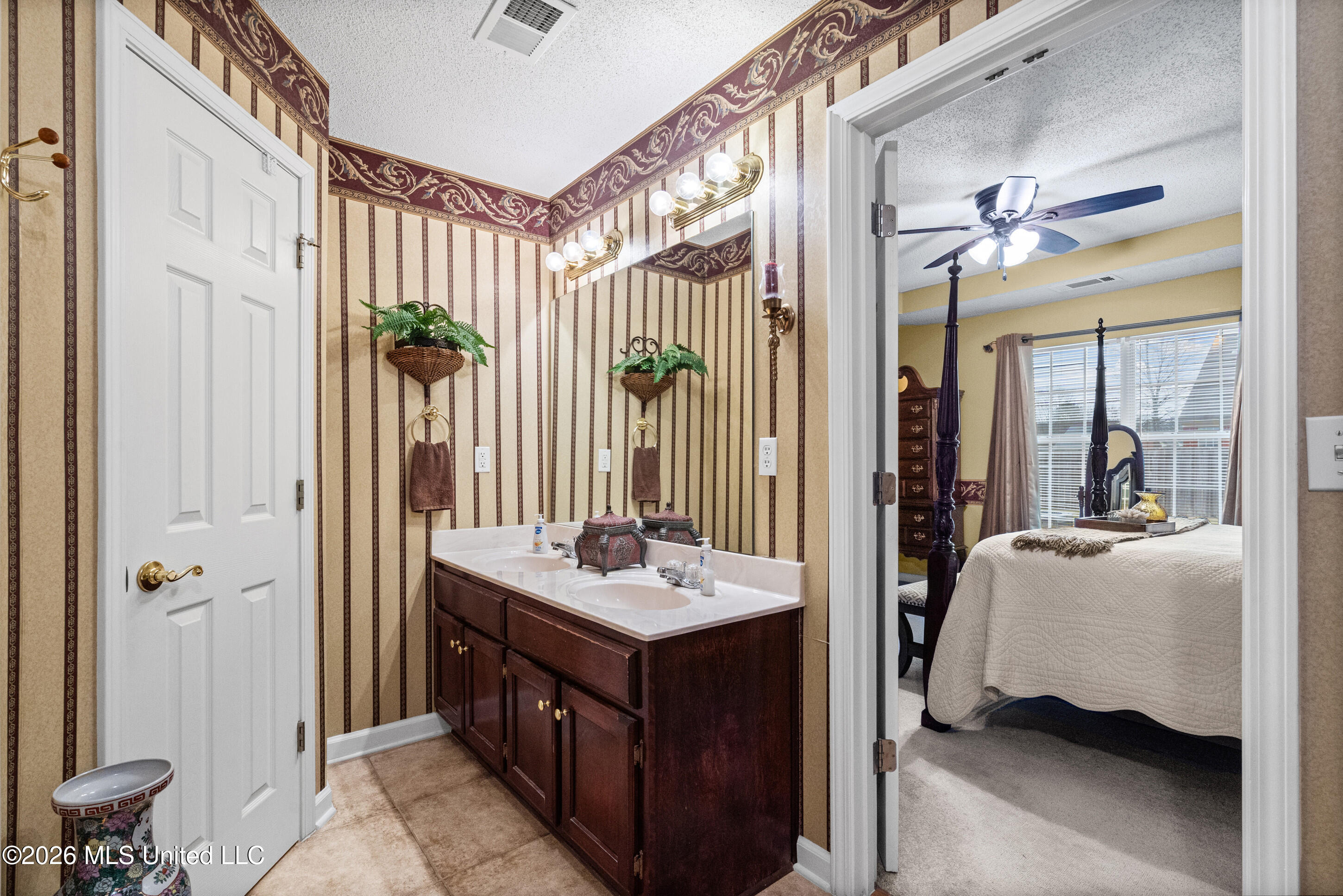 6546 Braybourne Main Olive Branch, MS 38654 - Photo 12 of 30 Spa-Like Bathroom with Soaking Tub