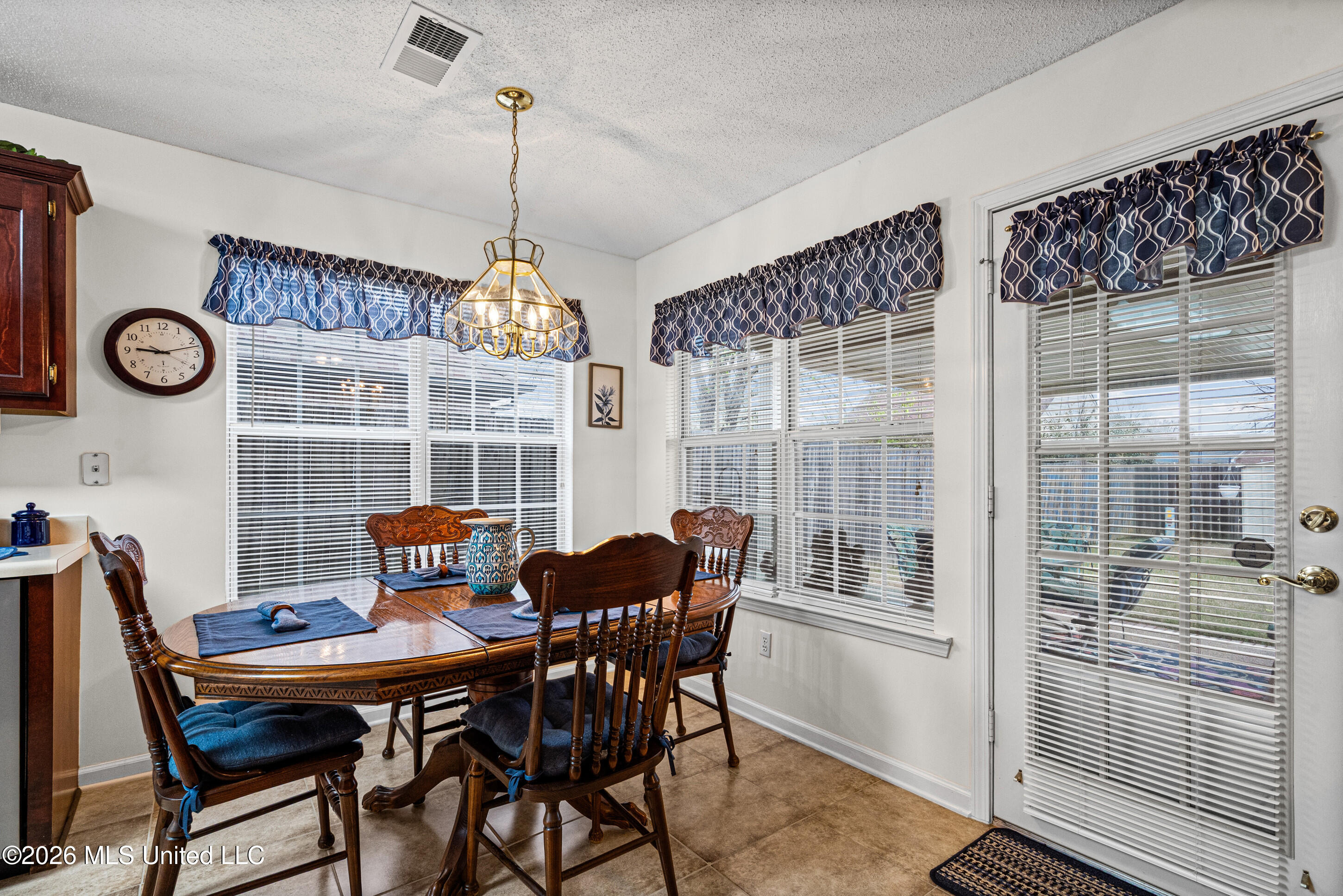 6546 Braybourne Main Olive Branch, MS 38654 - Photo 8 of 30 Sunny Breakfast Nook