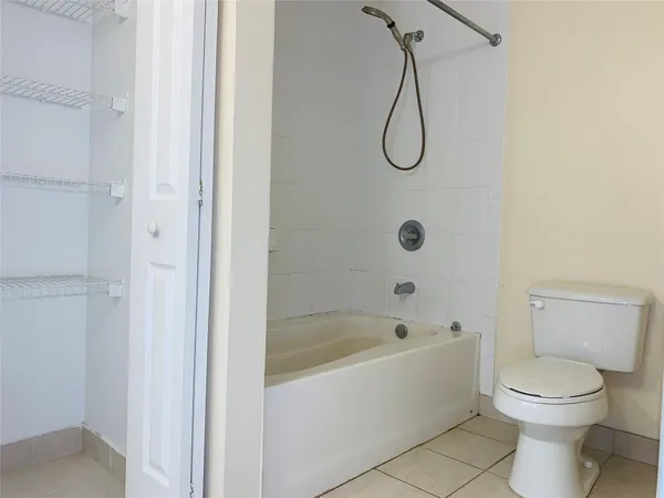 $2,700 | 7950 North Nob Hill Road, Unit 203, Tamarac, FL 33321