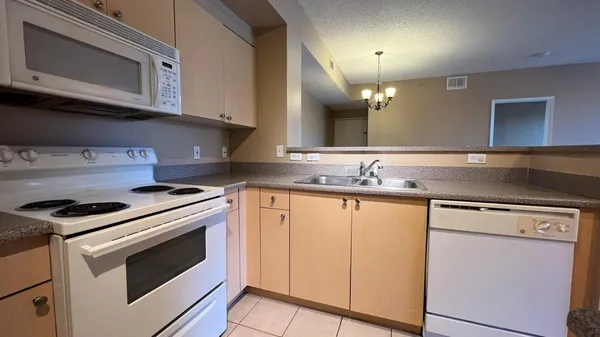 $2,700 | 7950 North Nob Hill Road, Unit 203, Tamarac, FL 33321