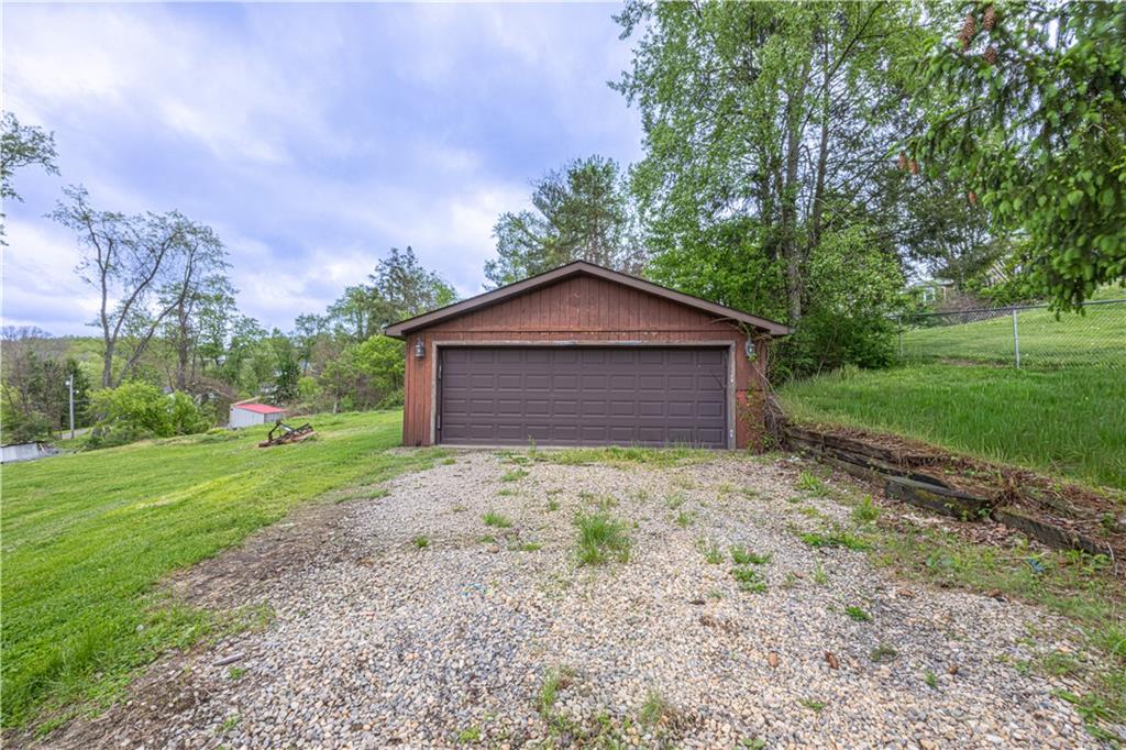 833 Edenborn Road McClellandtown, PA 15458 - Photo 5 of 25