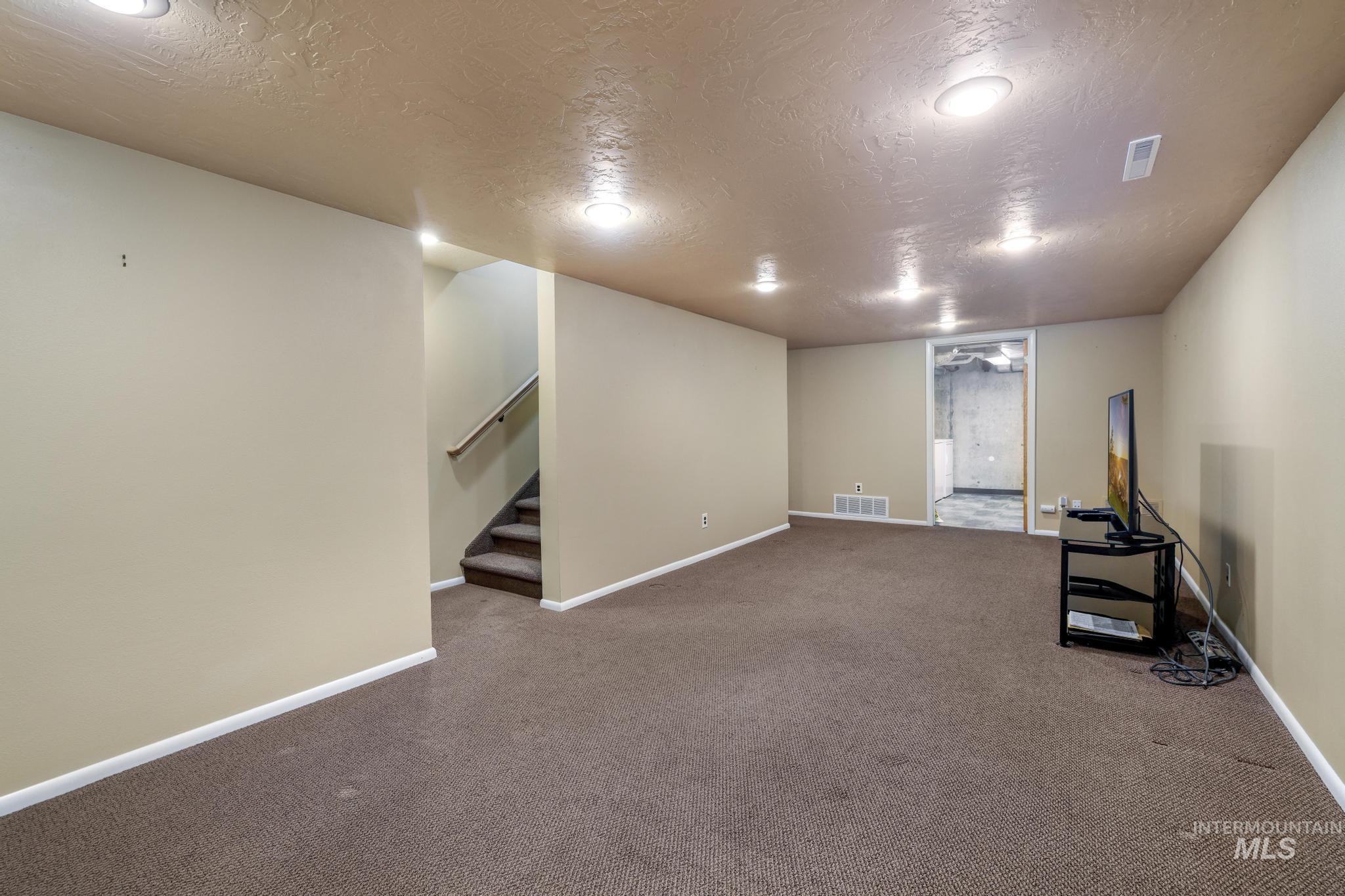 1172 Hankins Road North Twin Falls, ID 83301 - Photo 41 of 49 Finished below grade area featuring a textured ceiling and carpet