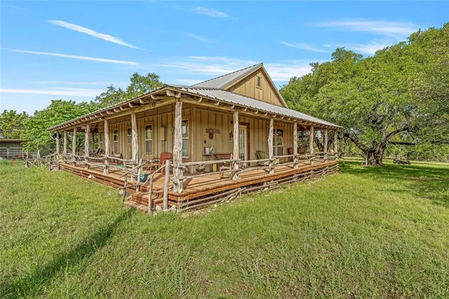a view of a house with a backyard