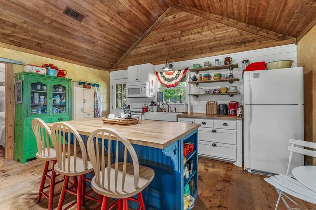 a view of a house with backyard and a tree