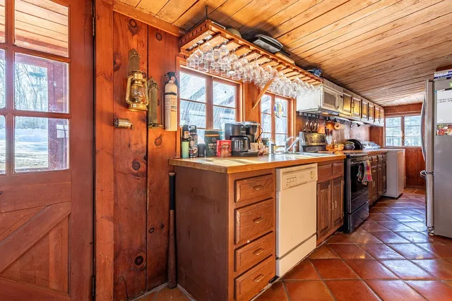 $750,000 | 340 Melendy Hill Road, Londonderry, VT 05155